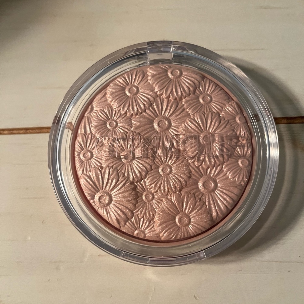 Clinique Flower Pop face highlighter in shade Lunar Pop